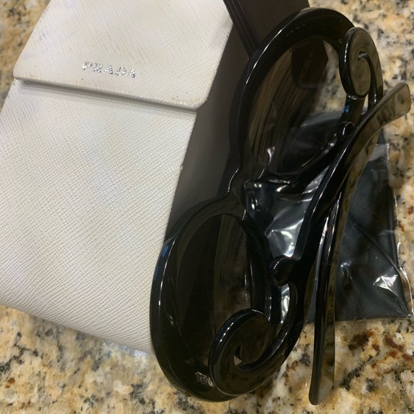 Prada - Picture 5 of 5